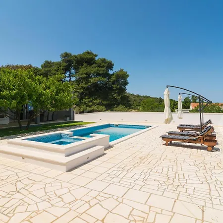 Lovely In With Jacuzzi Casa vacanze *