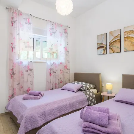 Lovely In With Jacuzzi Poljica (Hvar)