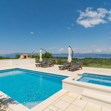 Lovely In With Jacuzzi Holiday home