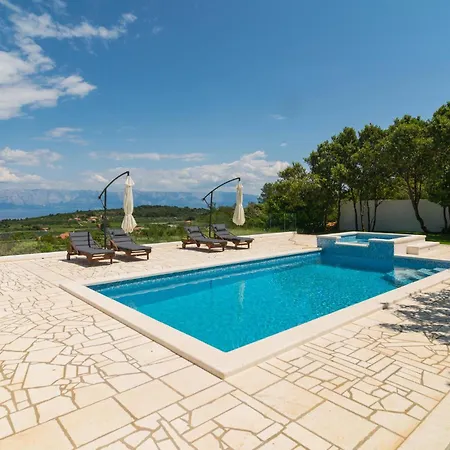 Holiday home Lovely In With Jacuzzi *
