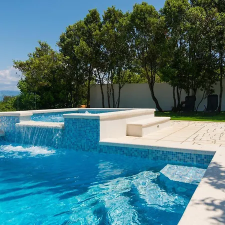 Lovely In With Jacuzzi Holiday home *